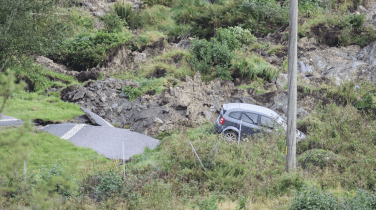O autostradă din Suedia s-a prăbuşit pe o porţiune de circa 100 metri. Mai multe mașini au fost avariate