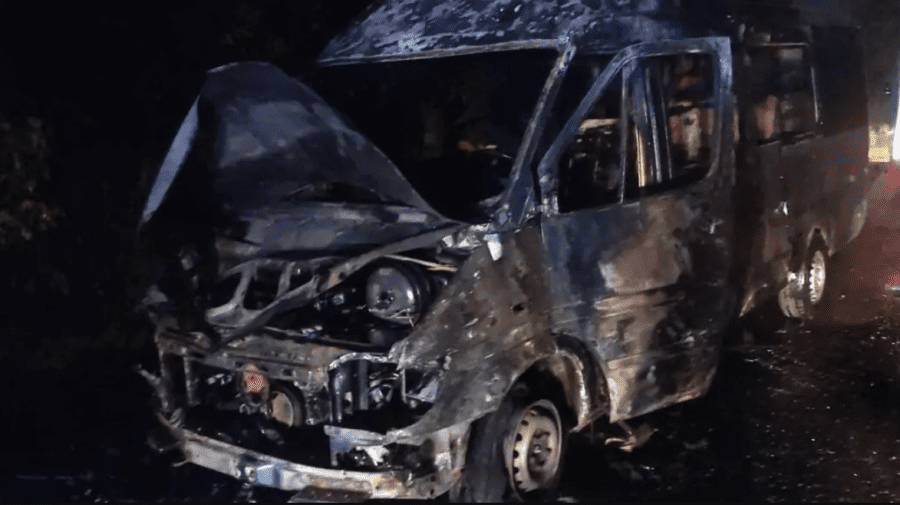 FOTO Momente de panică la Glodeni! Un microbuz cu pasageri a luat foc