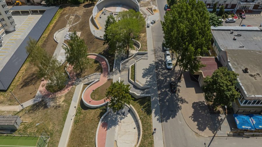 GALERIE FOTO Cum arată scuarul cu amfiteatru din sectorul Ciocana! Este în plin proces de amenajare