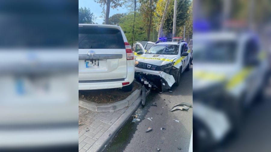 Accident la Buiucani între o Toyota și Dacia poliției! Oamenii legii: Echipajul era la misiune și avea girofarul inclus