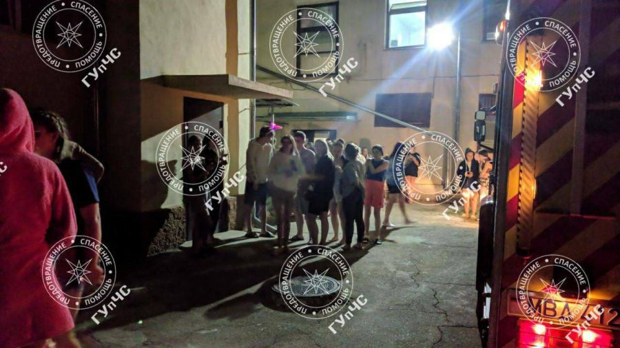 FOTO Peste 100 de tineri, evacuați dintr-un cămin după ce fumul a cuprins etajul 4. O studentă a pierdut cunoștința