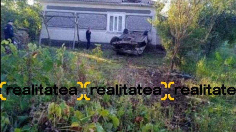 FOTO Accident grav în raionul Edineț! Un bărbat a ajuns cu mașina în casă