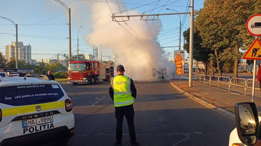 O mașină a fost cuprinsă de flăcări. Automobilul era dotat cu sistem de gaz și prezenta pericol de explozie