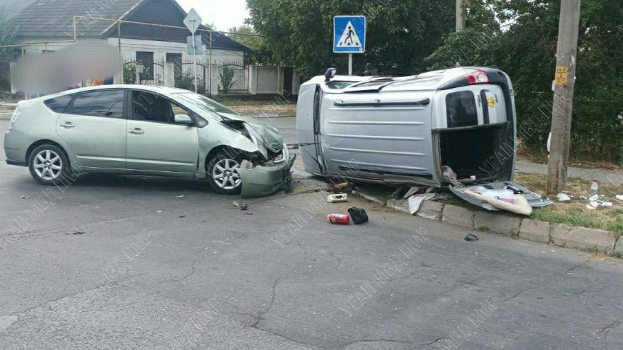 FOTO, VIDEO Iată ce se întâmplă când nu cedezi trecerea! Un șofer în reanimare, după ce mașina s-a răsturnat