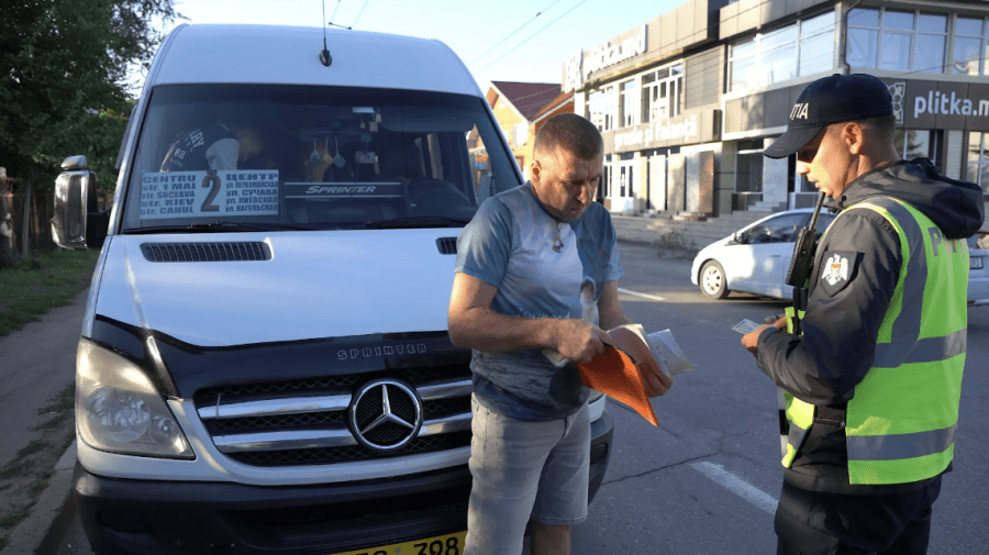 VIDEO Transportul public din Bălți, supraaglomerat. Oamenii se plâng că întârzie: Duceți-vă cu Dumnezeu