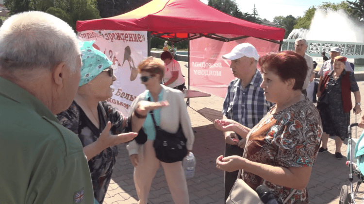 VIDEO Ceartă la ușa cortului, la Bălți: „Nu vă place Moldova, duceți-vă în Rusia”