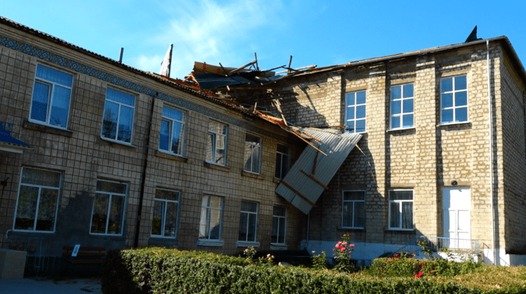 VIDEO Elevii unui gimnaziu din Edineț – în pericol! Au intrat în anul școlar cu acoperișul avariat de furtună