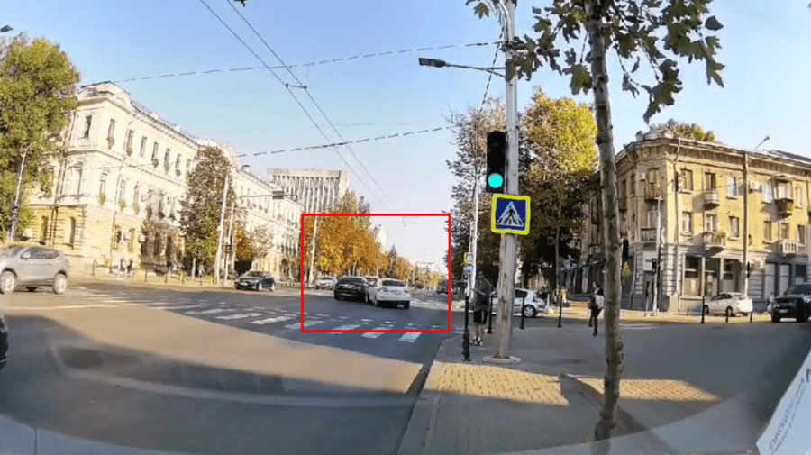 STOP CADRU cu momentul în care două automobile se lovesc violent în centrul Capitalei