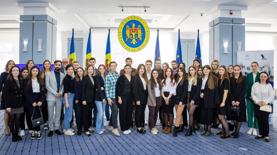 Guvernul a selectat 32 de tineri în cadrul Programului guvernamental de stagiere