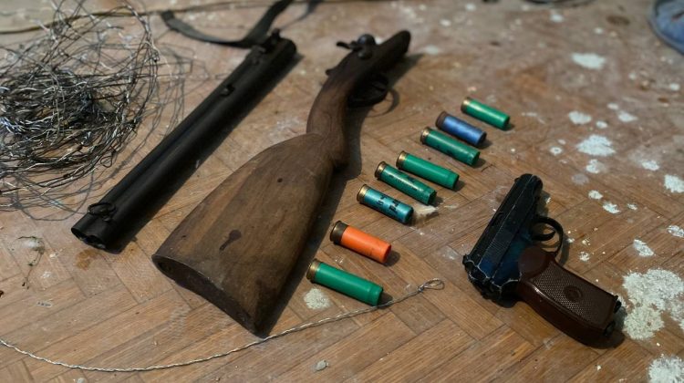 FOTO Arme și muniții, deținute ilegal de un bărbat din Criuleni: Nu a putut explica proveniența