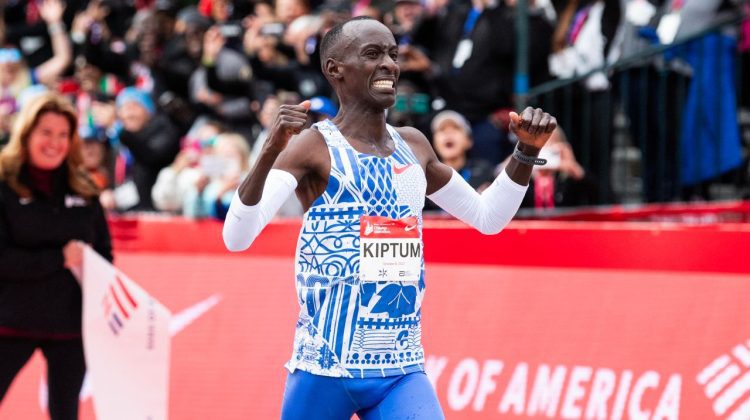 VIDEO Recordul mondial la maraton, bătut la Chicago de către un kenyan de 23 de ani. 2 ore a durat cursa