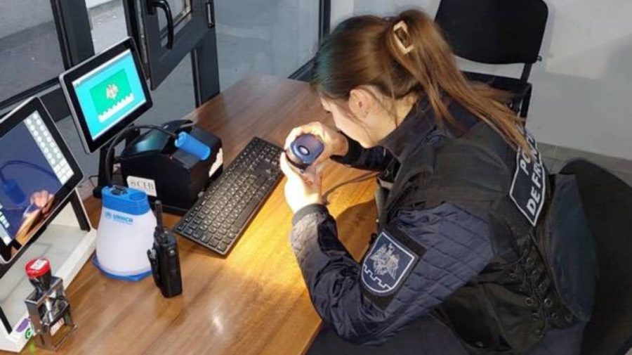 La Leușeni, a fost depistat un pasager cu document fals. Este primul rezultat al unei tinere polițiste de frontieră