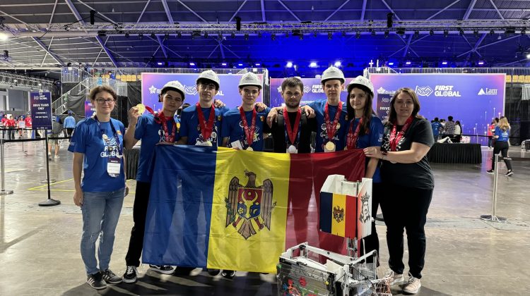 Echipa de robotică a Moldovei a câștigat o medalie de aur și una de argint la mondialele de robotică din Singapore