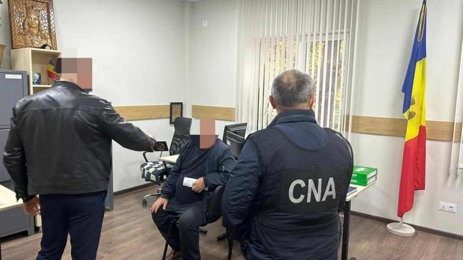Un locuitor al orașului Fălești – încătușat de CNA. A încercat să dea mită unui polițist