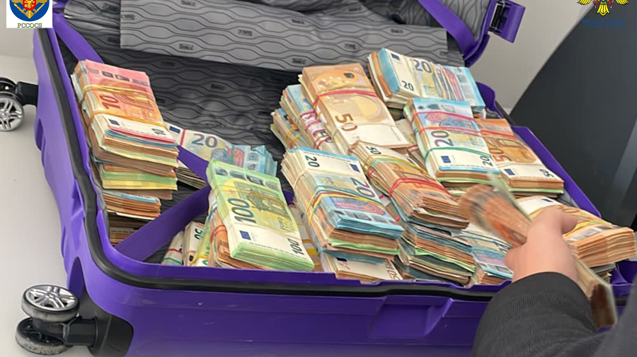 FOTO, VIDEO Detalii oficiale despre individul care voia să intre în Moldova cu valiza ticsită cu 550.000 de euro