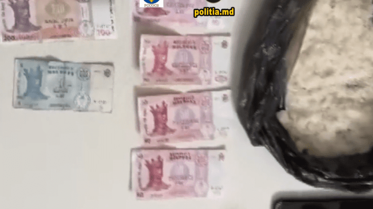 VIDEO Trei bărbați au fost încătușați după o captură de droguri de circa 400 mii lei. Ce spune poliția