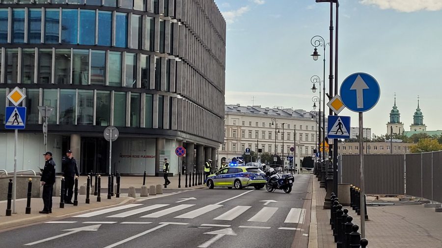 FOTO, VIDEO Incident în centrul Varşoviei: Un bărbat a escaladat un monument şi susţinea că se aruncă în aer