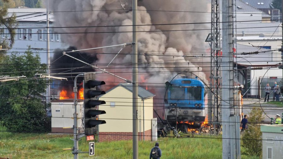 FOTO, VIDEO Catastrofă feroviară în Cehia: Un tren cu pasageri a lovit din plin un camion