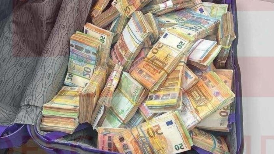 Valiză ticsită cu 550.000 de euro, găsită la Sculeni. Proprietarul spune că mergea în vizită la părinți