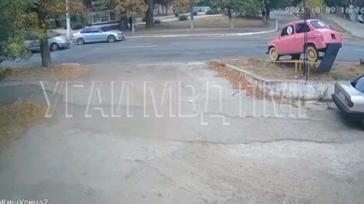 VIDEO cu impact emoţional! Momentul în care o copilă este tamponată violent de un Volkswagen. Minora – în reanimare