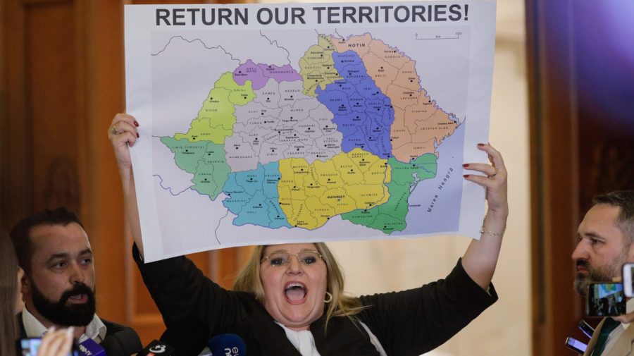 FOTO Șoșoacă continuă spectacolul dedicat lui Zelenski: A ieșit la tribună cu harta României Mari și cere teritoriile