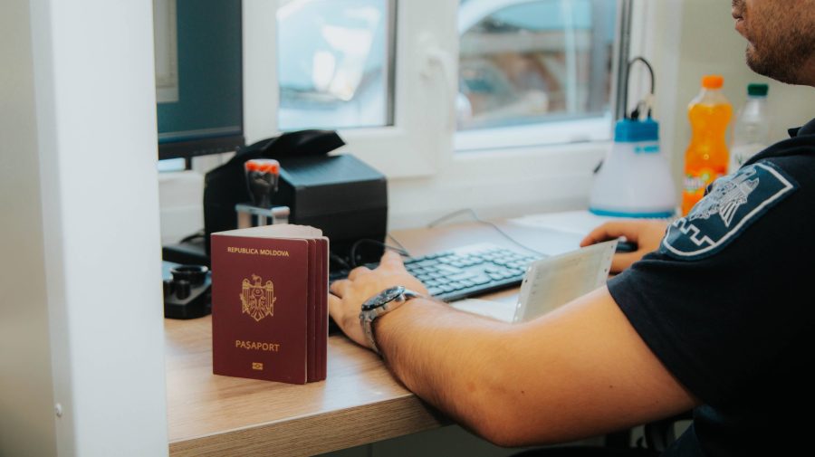 Doi moldoveni, pasageri de pe ruta „Moldova-Germania”, prinși cu acte românești falsificate