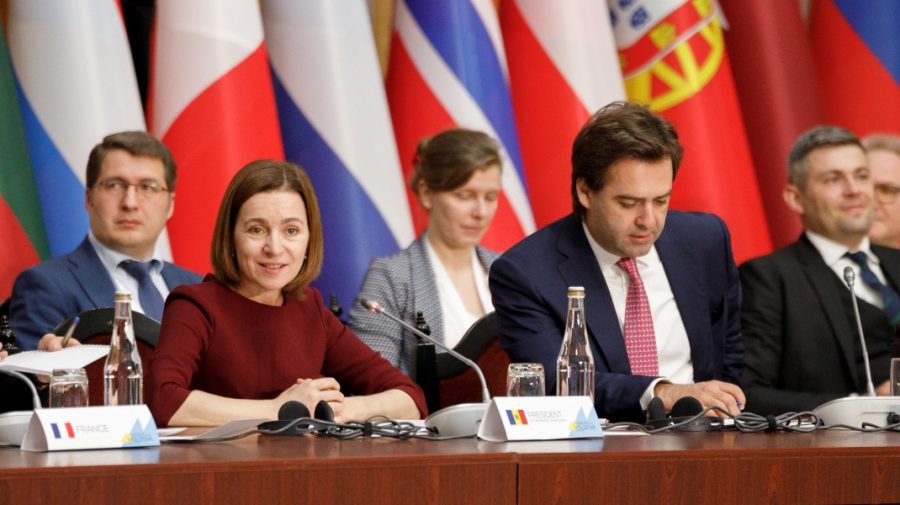 Maia Sandu invită oficialii reuniți la Chișinău la o „clacă” împotriva Rusiei, fiind convinsă că ne va ataca de alegeri