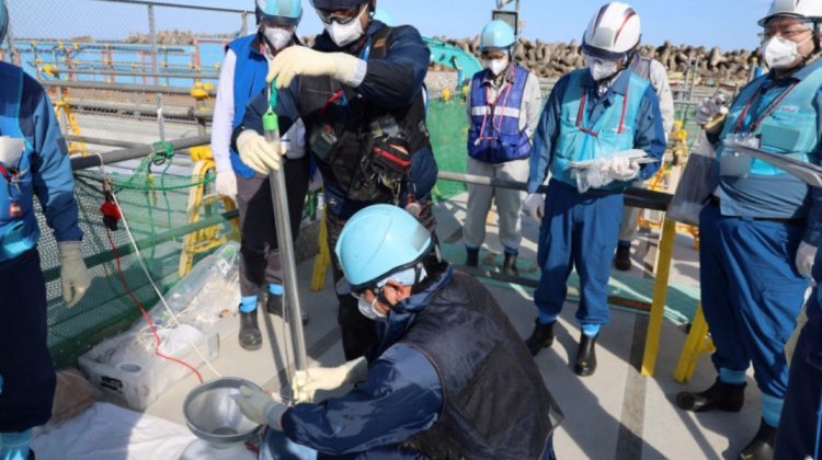 Muncitori de la centrala nucleară de la Fukushima au fost duși la spital, după ce au fost stropiţi cu apă contaminată 
