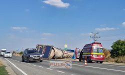FOTO Un șofer de TIR cu numere de înmatriculare moldovenești s-a răsturnat pe DE 581 în România