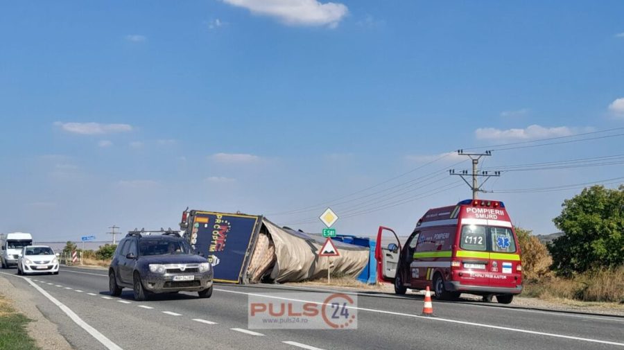 FOTO Un șofer de TIR cu numere de înmatriculare moldovenești s-a răsturnat pe DE 581 în România
