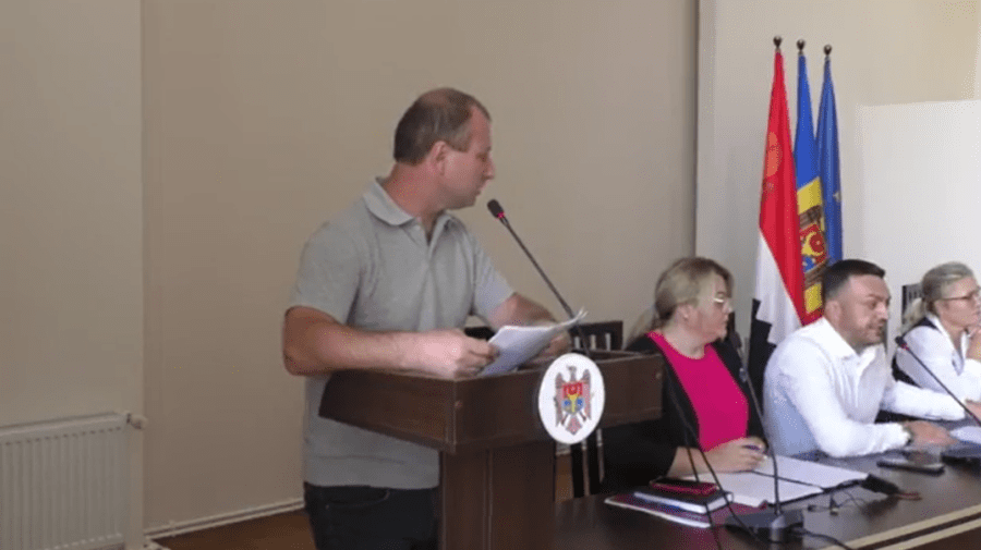 VIDEO Primarul de la Ciuflești, filmat cum sare la bătaie, când a auzit că ședința consilierilor este închisă