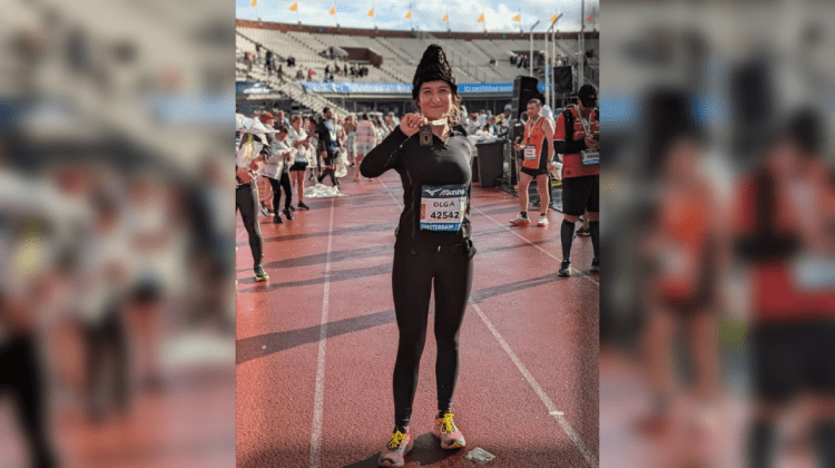 FOTO, VIDEO O moldoveancă a alergat la un maraton din Amsterdam cu o cușmă de cârlan