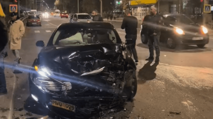 Mașini zdrobite aseară în cartierul Poșta Veche. Ce se cunoaște despre accident?