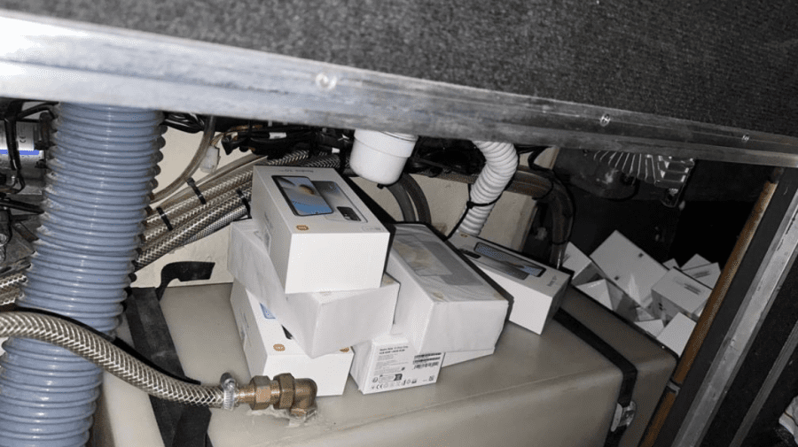 VIDEO Contrabandă cu telefoane mobile și parfumuri, la Leușeni. În automobilul cui se afla marfa