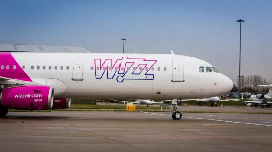 Zeci de mii de pasageri Wizz Air, afectaţi de anularea zborurilor. O bună parte sunt cei care zburau din România