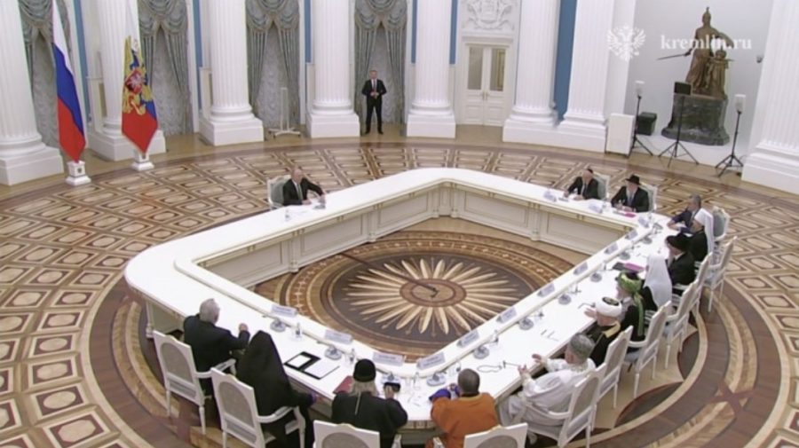 FOTO Putin, ținta ironiilor, după ce a arătat o nouă masă masivă din Kremlin