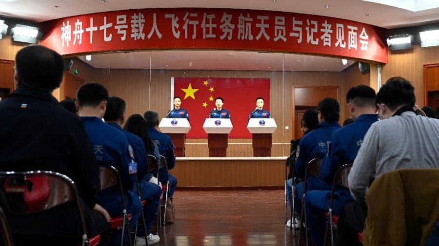 China va trimite în spațiu cel mai tânăr echipaj uman de până acum