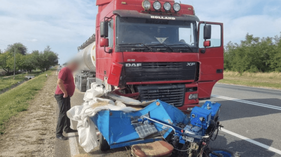 FOTO Impact violent în nordul țării. Un autocamion s-a izbit violent într-un motocultor