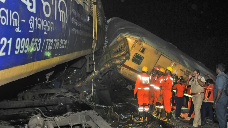 VIDEO Cel puţin 13 morţi şi 25 de răniţi în urma coliziunii a două trenuri de pasageri în India
