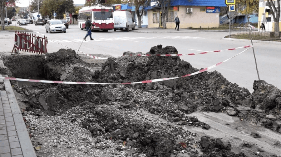 VIDEO Apeductul din Bălți cedează. Doar într-o zi au avut loc peste 30 de scurgeri