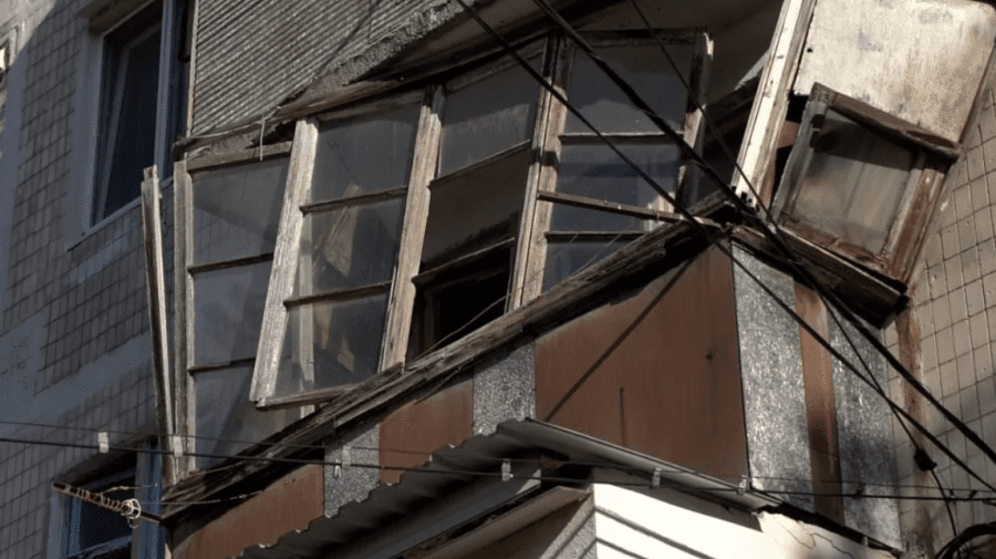 VIDEO Pericol la Bălți. Balconul unui apartament părăsit stă să cadă peste oameni