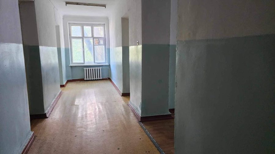 Lucrările de reparație a căminelor studențești sunt în toi. Unii tineri se implică activ
