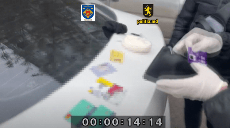 VIDEO Un taximetrist a fost reținut în curtea unei școli din Chișinău. Ce au ridicat oamenii legii de la el