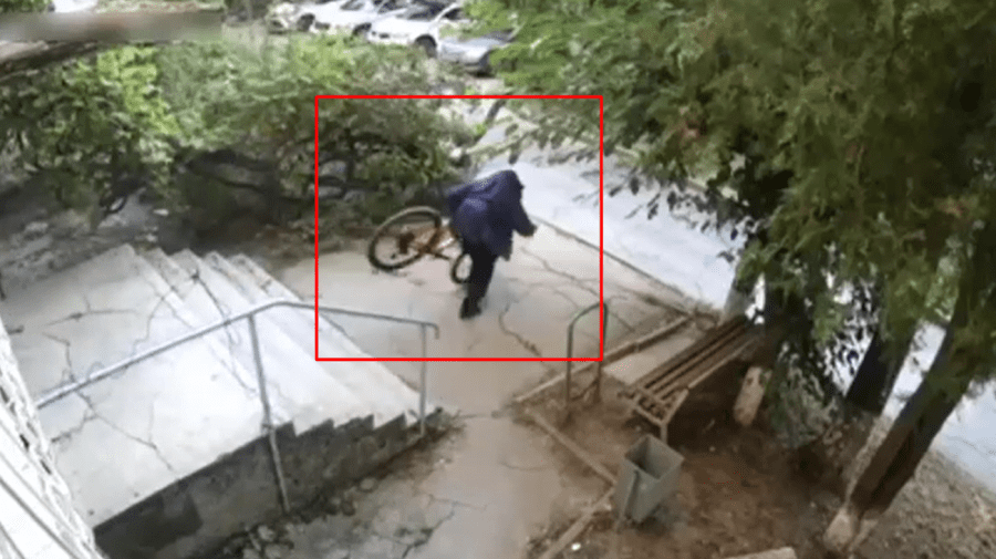 VIDEO cu bărbatul care fură o bicicletă din sectorul Rîșcani. Ce riscă pentru fapta sa