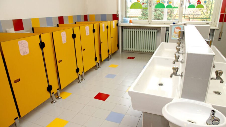 Școlile din țară pot depune cereri de proiecte pentru renovarea sau construcția grupurilor sanitare
