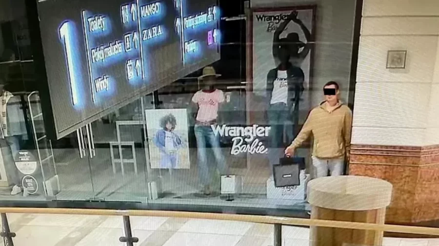 Un polonez s-a prefăcut că e manechin pentru a da o spargere la mall. Ce a furat?