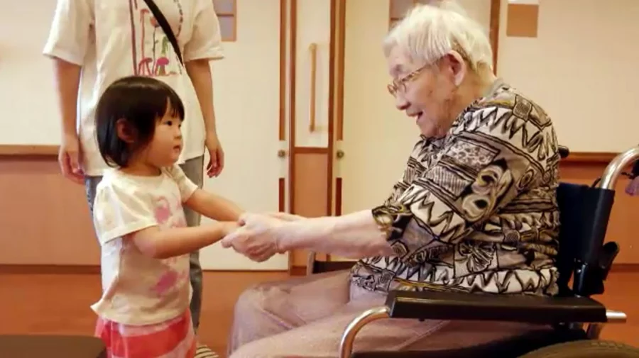 Azilurile japoneze „angajează” copii pentru a combate singurătatea bătrânilor