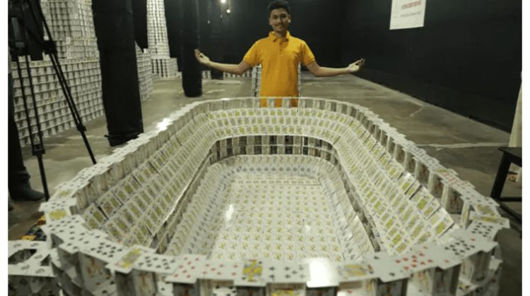 VIDEO Un adolescent a construit cea mai mare clădire din cărți de joc din lume