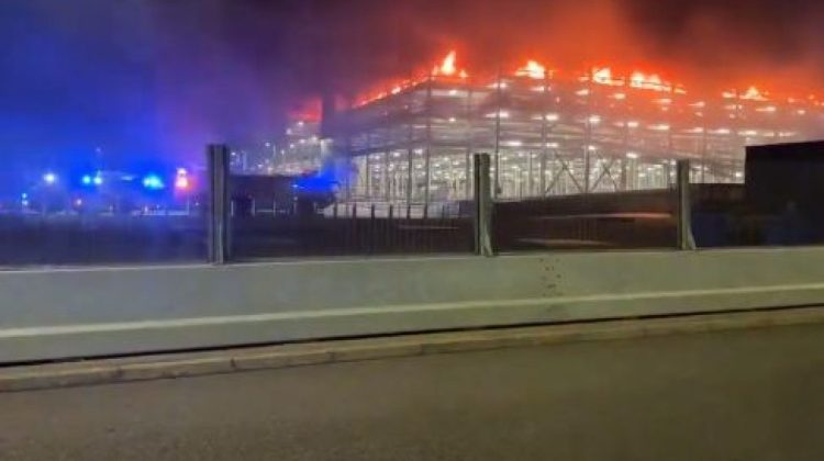 VIDEO Toate zborurile suspendate la aeroportul Luton din Londra din cauza unui incendiu