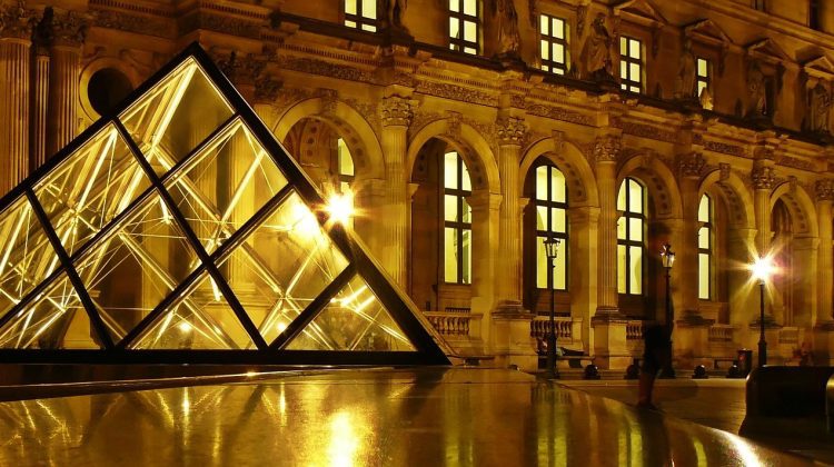 Muzeul Luvru din Paris a fost închis sâmbătă „din motive de securitate”. VIDEO cu oamenii care se îmbulzesc să iasă